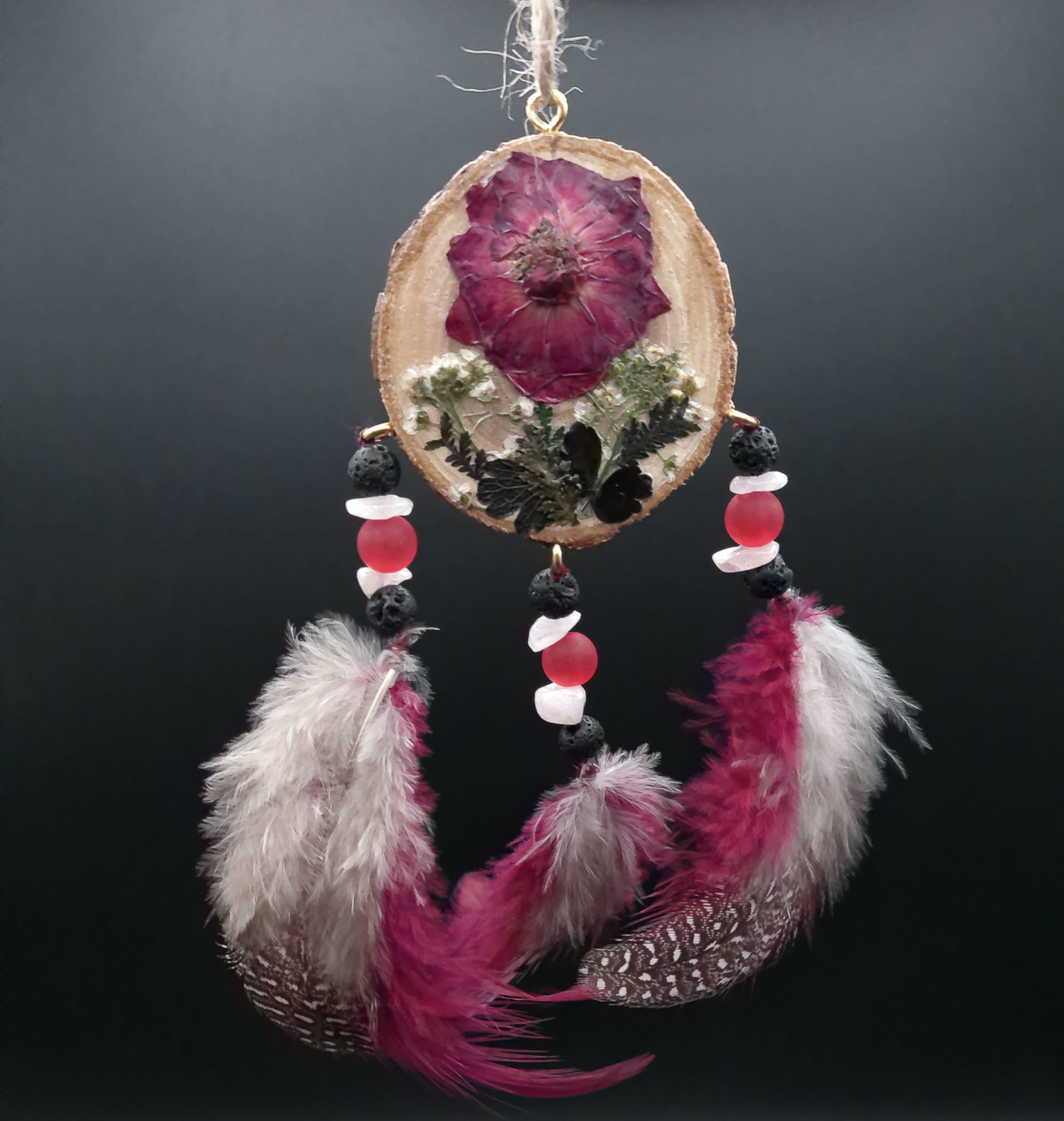 Mini attrape-rêve sur rondin de bois avec fleurs séchées rouge, blanc&noir