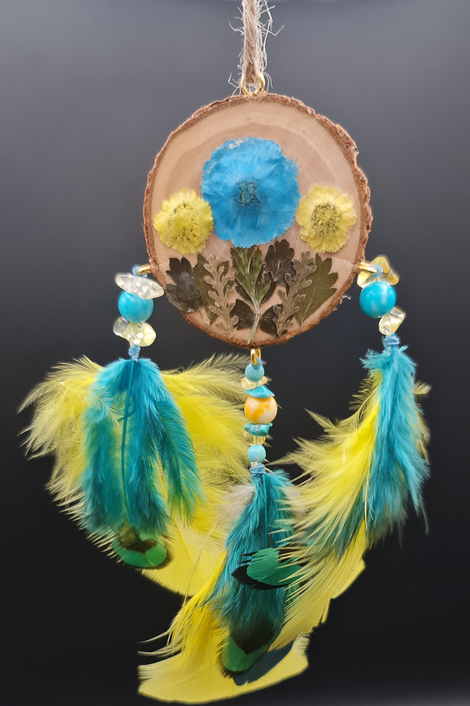Mini attrape-rêve sur rondin de bois avec fleurs séchées jaune&bleu