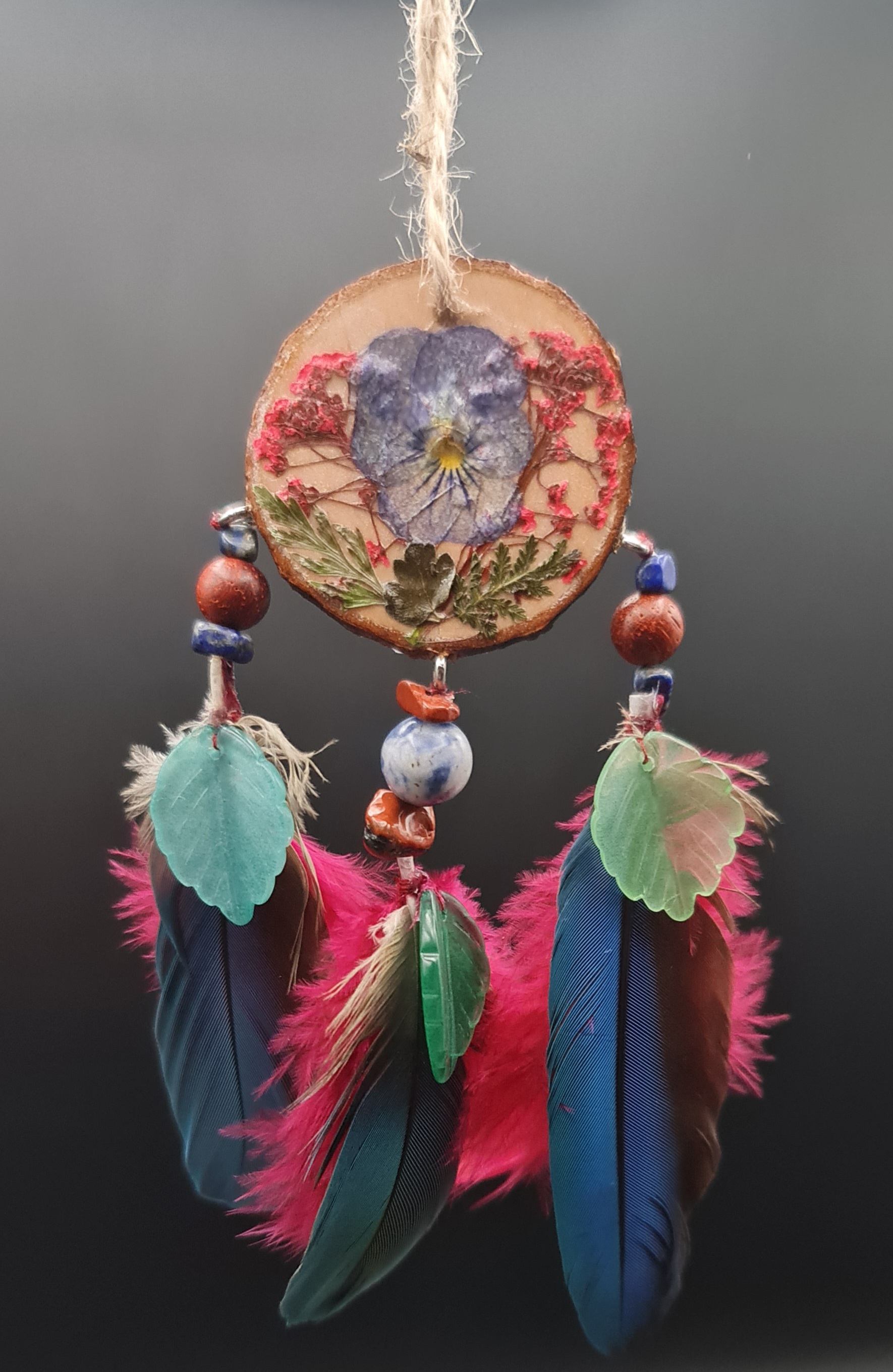 Mini attrape-rêve sur rondin de bois avec fleurs séchées rouge, bleu&vert