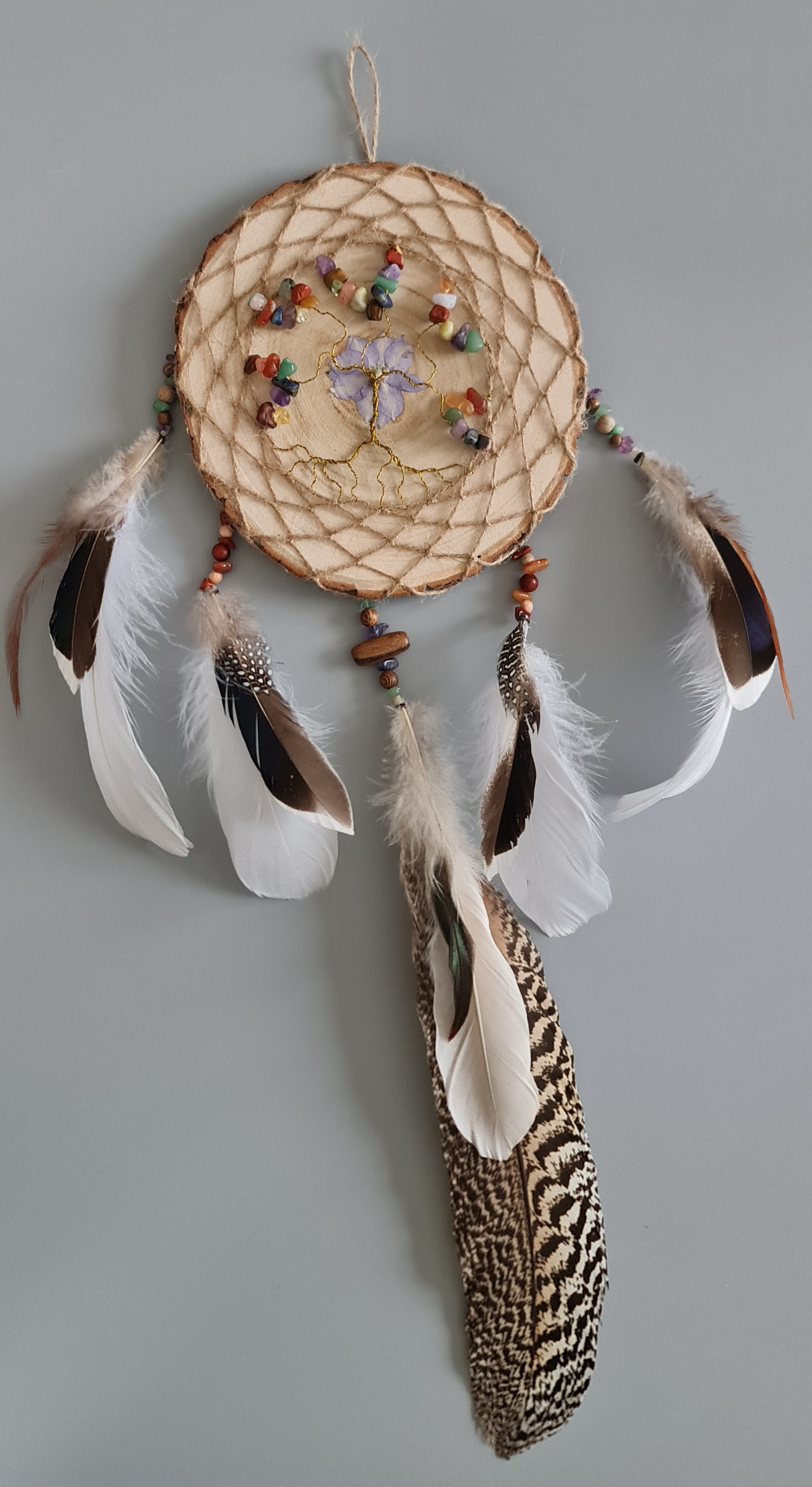 Attrape-rêve sur rondin de bois de 17cm multicolore