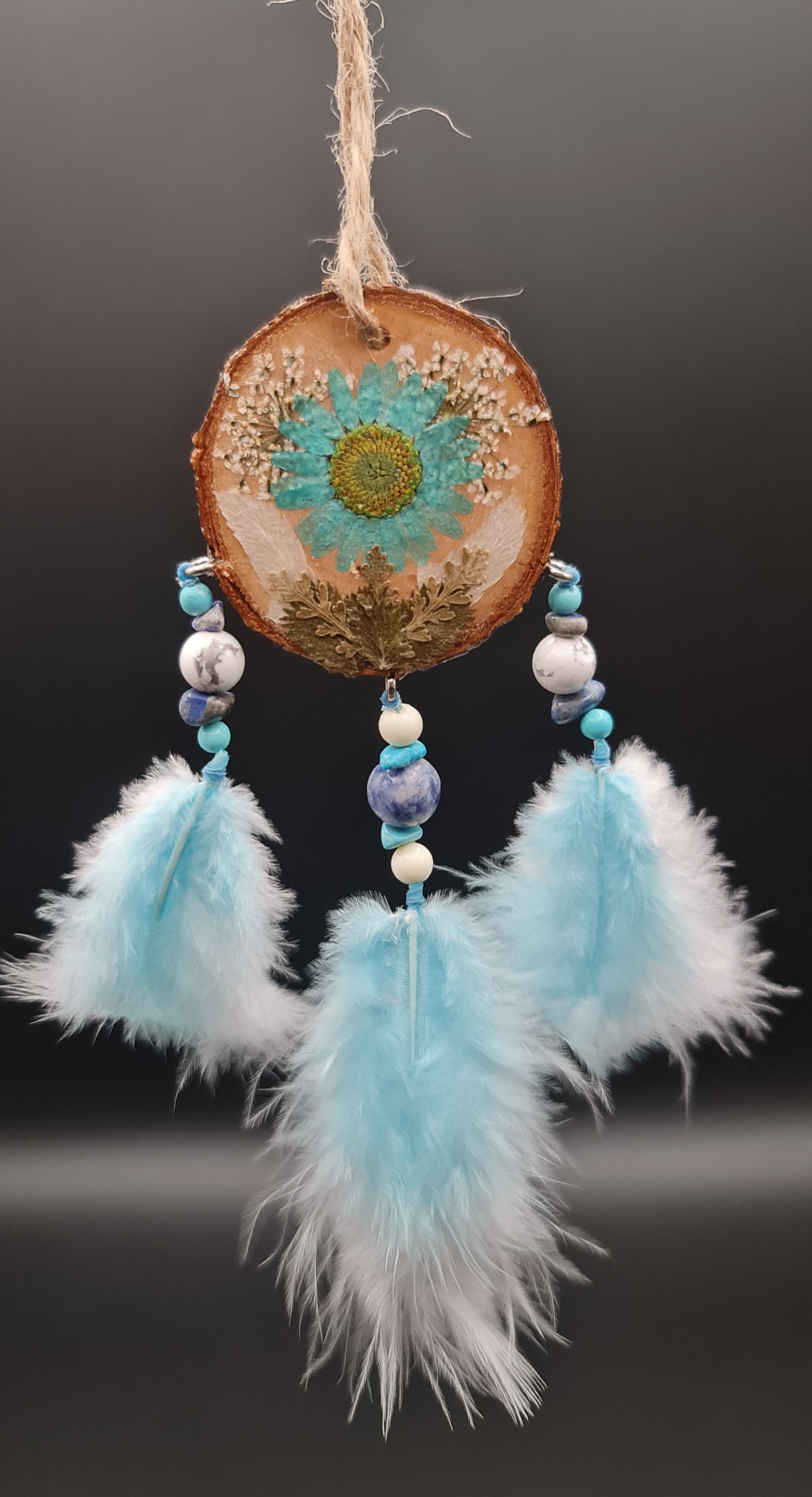 Mini attrape-rêve sur rondin de bois avec fleurs séchées bleu&blanc